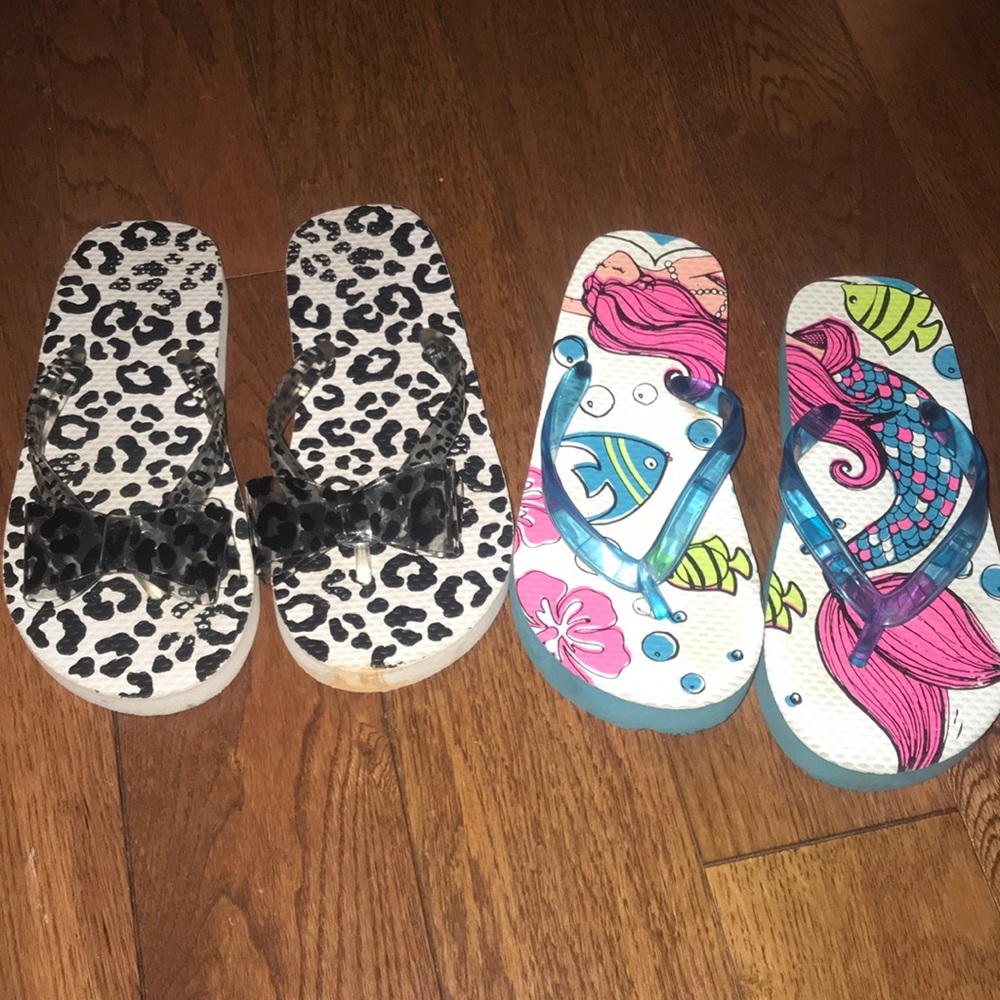 2 pairs girls flip flops size 10-11 Justice brand
